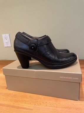 Naturalizer Black Leather Button Strap Heels